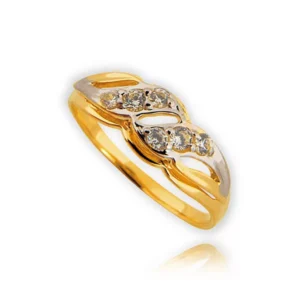 Złoty pierścionek podkreślający subtelny blask kamieni.