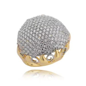 Pierścionek ze złota łączący klasykę z nowoczesnością.