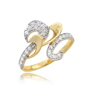 Złoty pierścionek podkreślający subtelny blask kamieni.