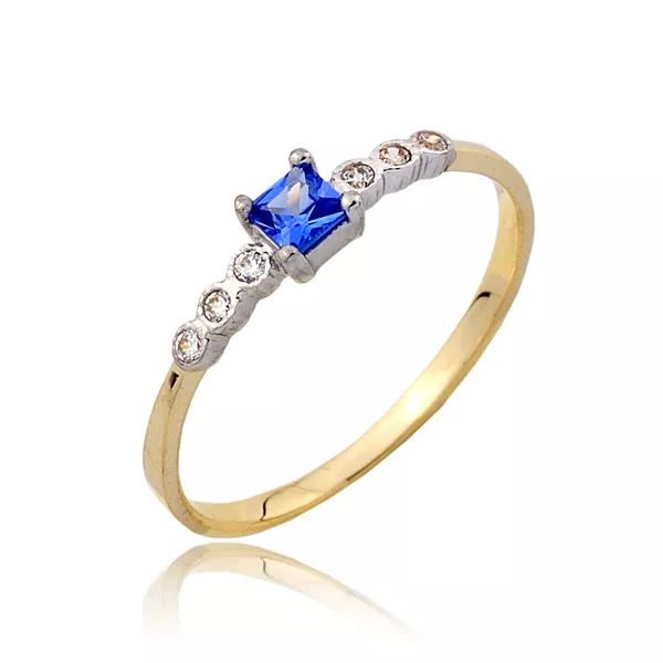 Złoty pierścionek podkreślający subtelny blask kamieni.