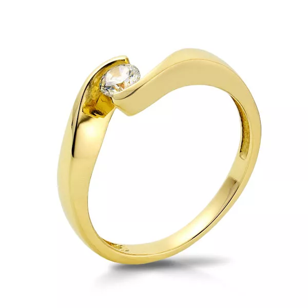 Złoty pierścionek podkreślający subtelny blask kamieni.