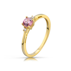 Stylowy pierścionek o eleganckiej i kobiecej formie.