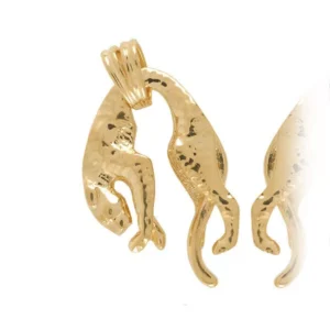 Złoty wisiorek inspirowany prostotą formy.