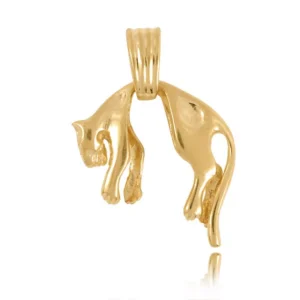 Wisiorek ze złota o delikatnym połysku.