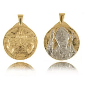 Złoty wisiorek o klasycznej estetyce.