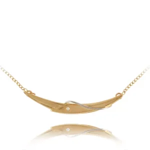 Złoty wisiorek o subtelnej estetyce.