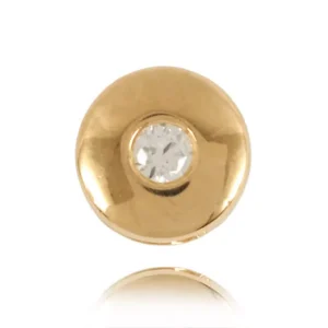 Złoty wisiorek o delikatnym charakterze.