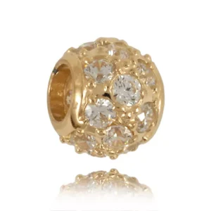 Złoty wisiorek o klasycznej estetyce.